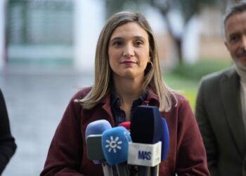 La portavoz parlamentaria del PSOE-A, María Márquez, atiende a los medios en el Parlamento andaluz.PSOE-A