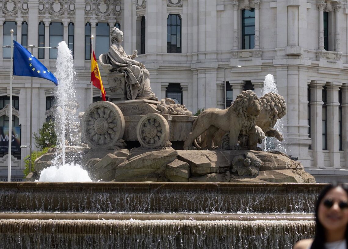 Archivo - Bandera de la Unión Europea, en la plaza de Cibeles, a 9 de mayo de 2024, en Madrid (España). La fuente de Cibeles ondea la bandera de la Unión Europea.Eduardo Parra - Europa Press - Archivo