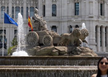 Archivo - Bandera de la Unión Europea, en la plaza de Cibeles, a 9 de mayo de 2024, en Madrid (España). La fuente de Cibeles ondea la bandera de la Unión Europea.Eduardo Parra - Europa Press - Archivo