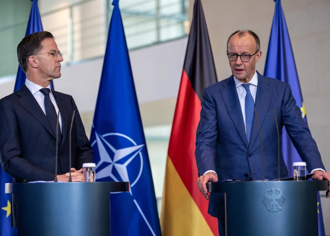 El canciller alemán, Friedrich Merz, junto al secretario general de la OTAN, Mark Rutte, en su visita a Berlin.Michael Kappeler/dpa