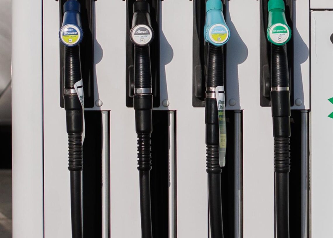 Archivo - Dispensadores de carburante en una gasolinera, a 11 de octubre de 2023, en Madrid (España). Tras más de tres meses seguidos con subidas en los precios de los carburantes, las gasolineras han comenzado a rebajar los precios, siendo el precio de lAlejandro Martínez Vélez - Europa Press - Archivo