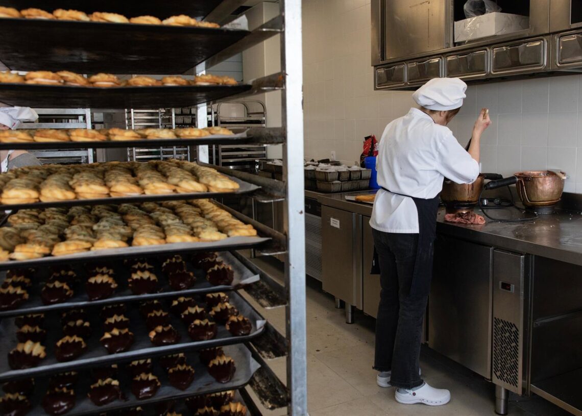 Archivo - Una mujer trabajando en una pasteleríaRafael Bastante - Europa Press - Archivo