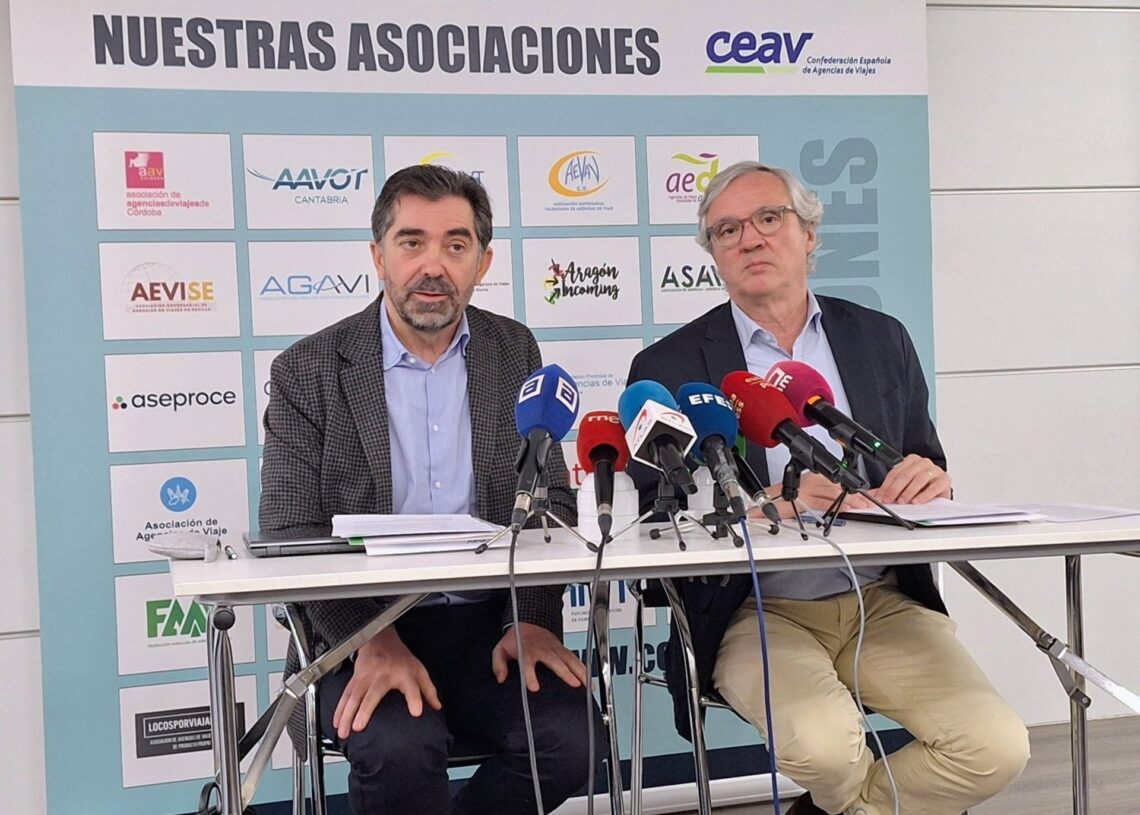 Archivo - El presidente y el vicepresidente primero ejecutivo de la Confederación Española de Agencias de Viajes (CEAV), Carlos Garrido y José Manuel Lastra.CEAV - Archivo