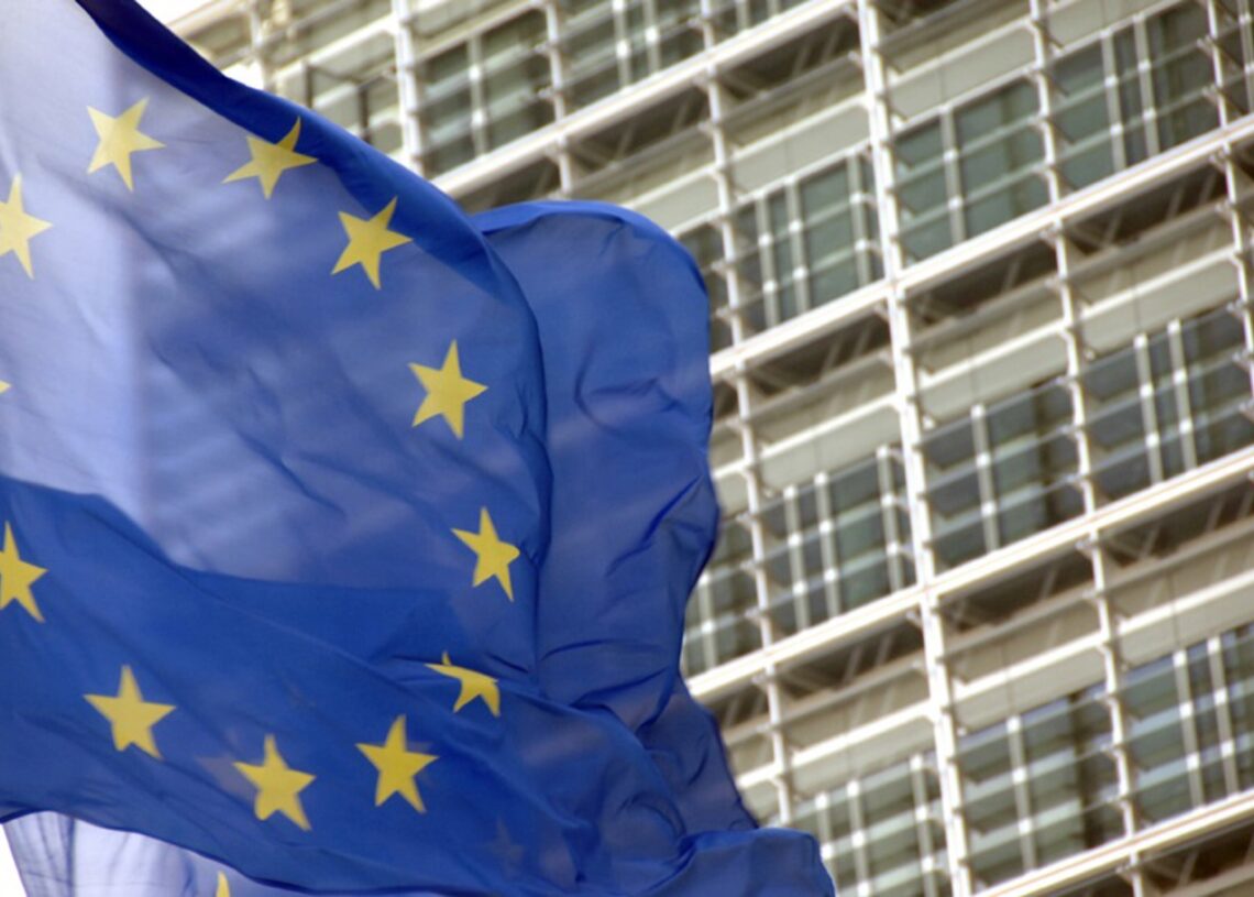 Archivo - Bandera de la UE frente a la sede de la Comisión EuropeaCOMISIÓN EUROPEA - Archivo