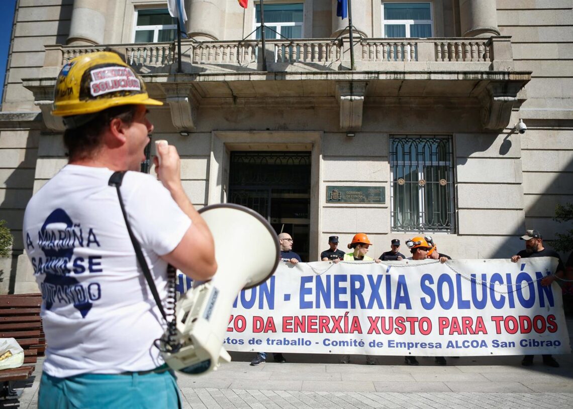 Archivo - Trabajadores de Alcoa San Cibrao durante un encadenamiento frente a la subdelegación del Gobierno en Lugo, a 14 de julio de 2025, en Lugo, Galicia (España). La movilización busca reclamar una solución urgente para garantizar el futuro de la planCarlos Castro - Europa Press - Archivo