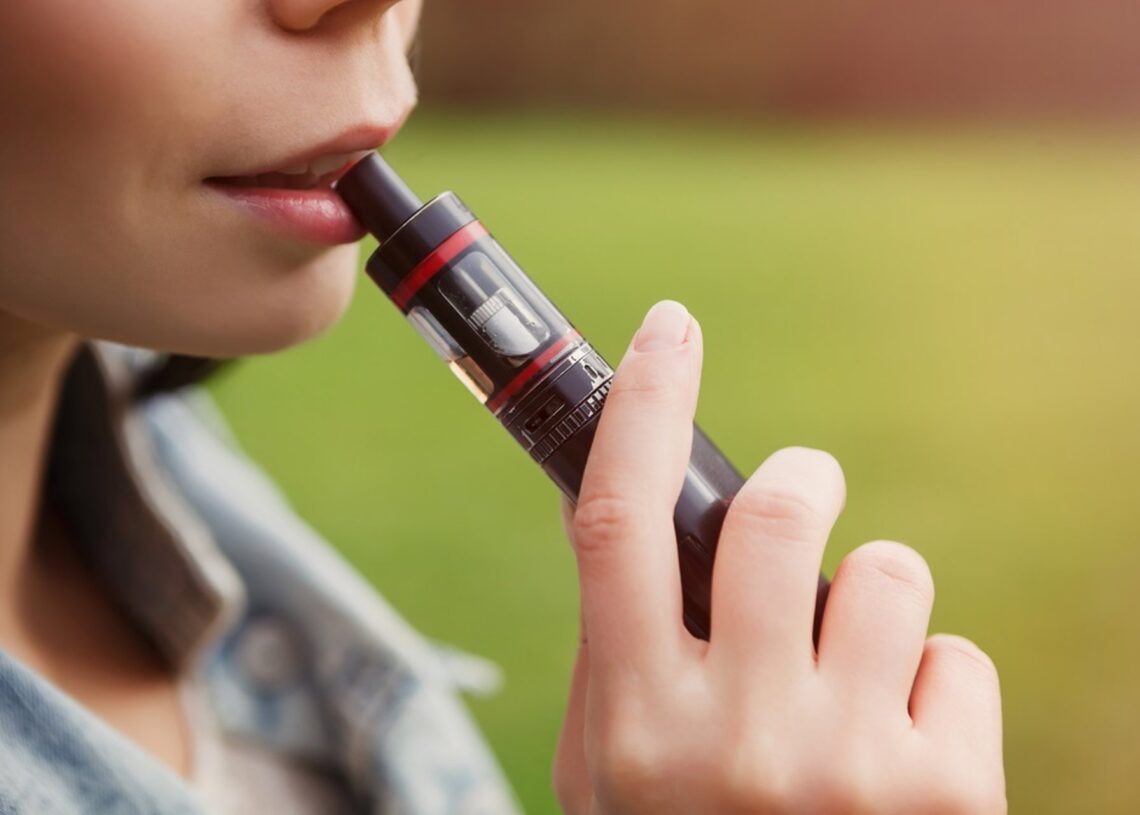 Archivo - Imagen de archivo de una persona usando un vapeador.MAR&GEN - Archivo