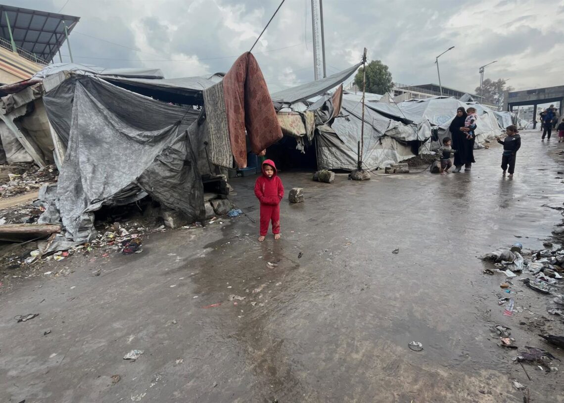 Palestinos entre tiendas de campaña inundadas a causa de las tormentas en la Franja de Gaza, usadas por desplazados a causa de la ofensiva de Israel tras los ataques del 7 de octubre de 2023 (archivo)Europa Press/Contacto/Matar Al-Zaq