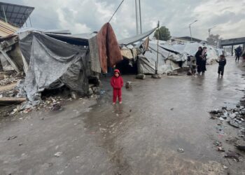 Palestinos entre tiendas de campaña inundadas a causa de las tormentas en la Franja de Gaza, usadas por desplazados a causa de la ofensiva de Israel tras los ataques del 7 de octubre de 2023 (archivo)Europa Press/Contacto/Matar Al-Zaq