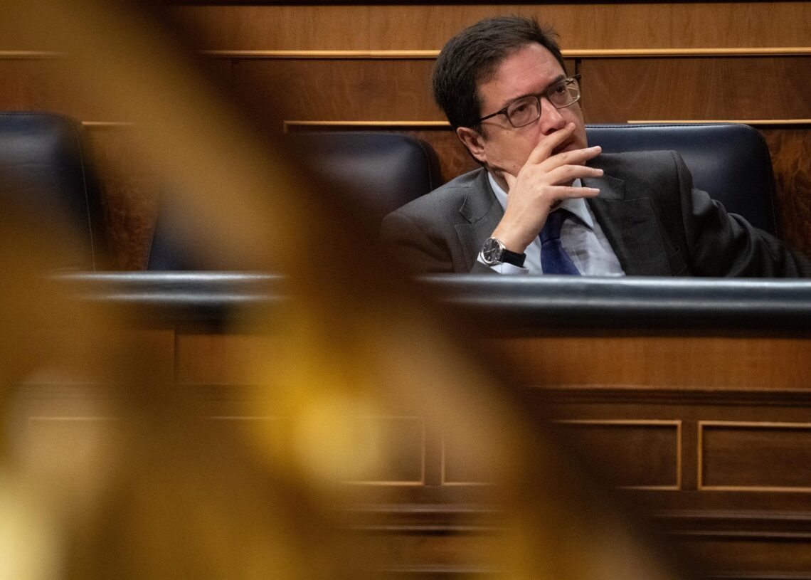 El ministro para la Transformación Digital, Óscar López, durante una sesión plenaria en el Congreso, a 11 de diciembre de 2025, en Madrid (España). Fernando Sánchez - Europa Press