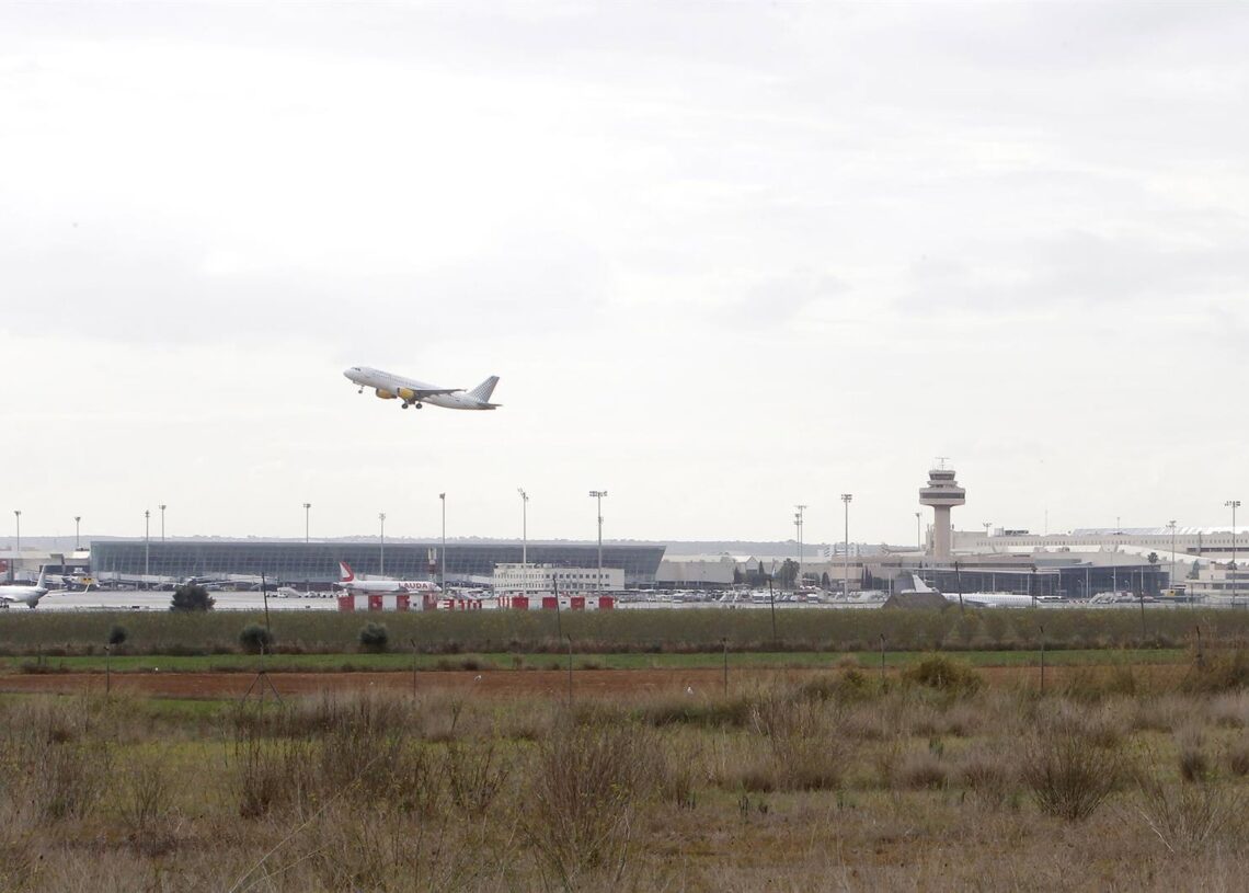 Archivo - Un avión despega en el aeropuerto de Palma, a 8 de noviembre de 2021, en Palma de Mallorca, Mallorca, Islas Baleares (España). Isaac Buj - Europa Press - Archivo