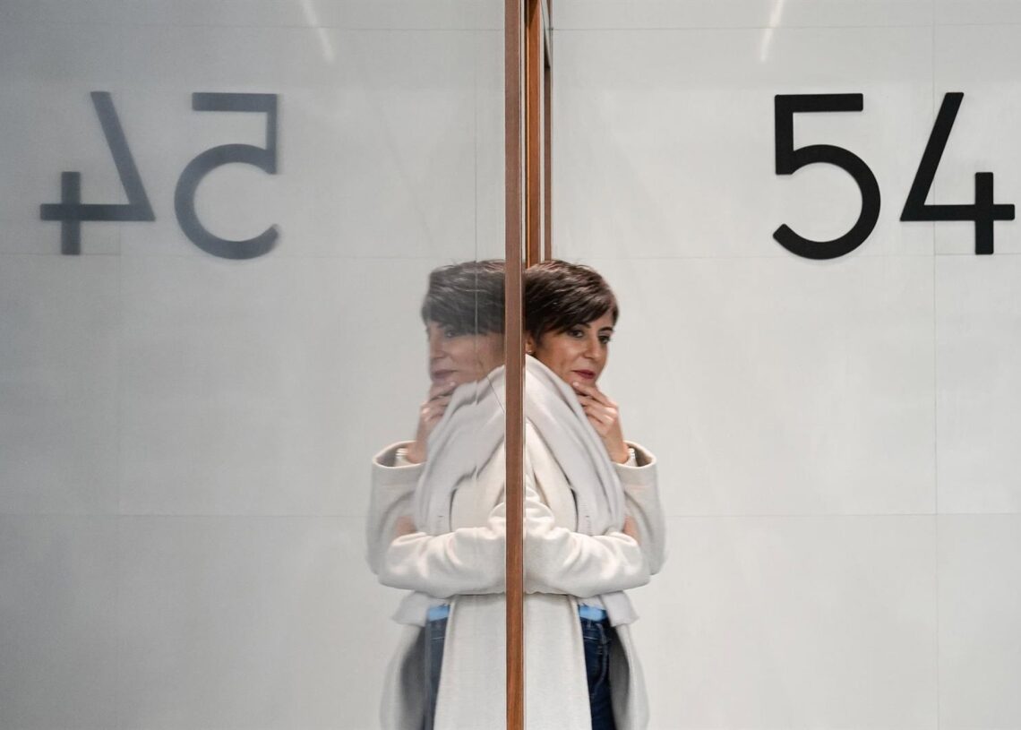 La ministra de Vivienda y Agenda Urbana, Isabel Rodríguez, visita un edificio con viviendas propiedad de CASA 47, la Entidad Estatal de Vivienda, a 11 de diciembre de 2025, en Vigo, Galicia (España).Adrián Irago - Europa Press