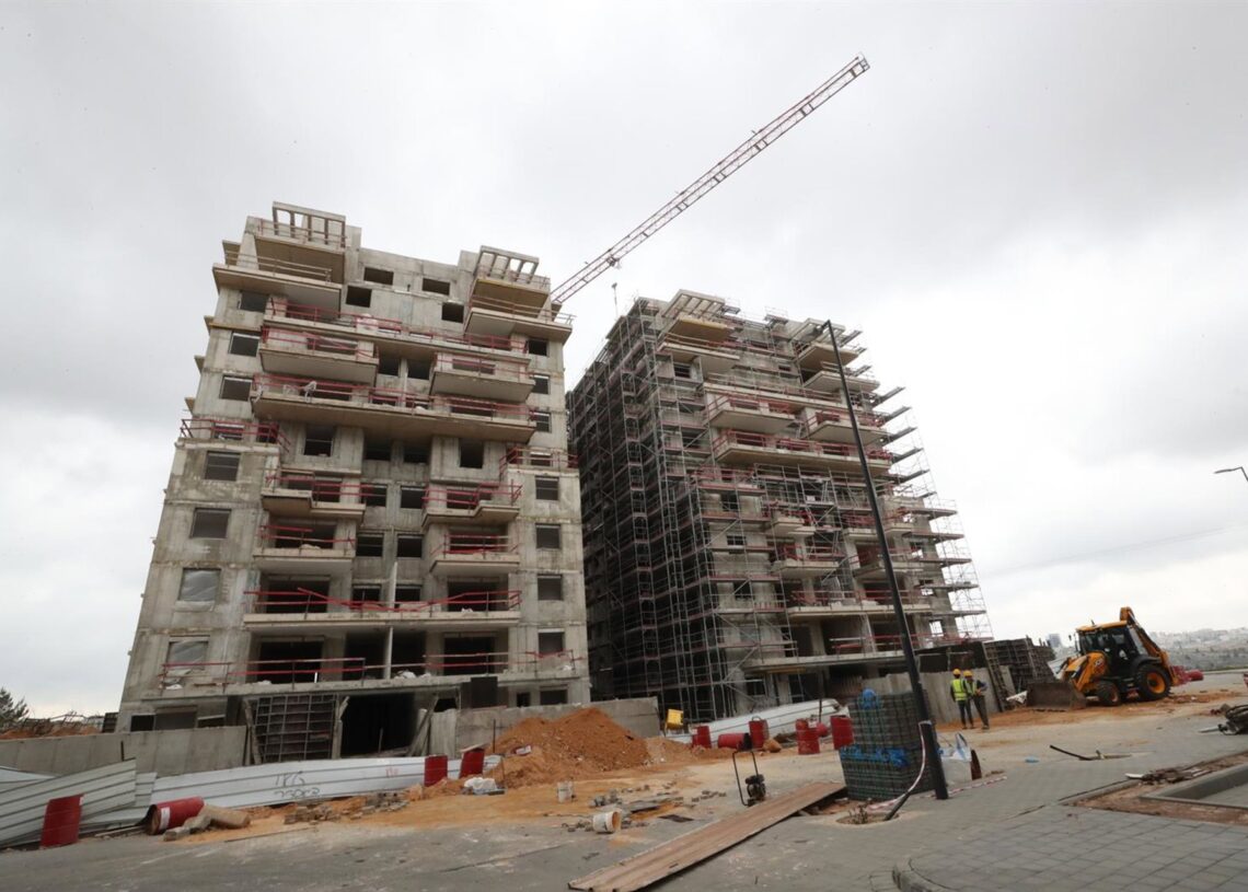 Archivo - Un edificio en construcción en el asentamiento de Givat ZeevLV YINGXU / XINHUA NEWS / CONTACTOPHOTO - Archivo