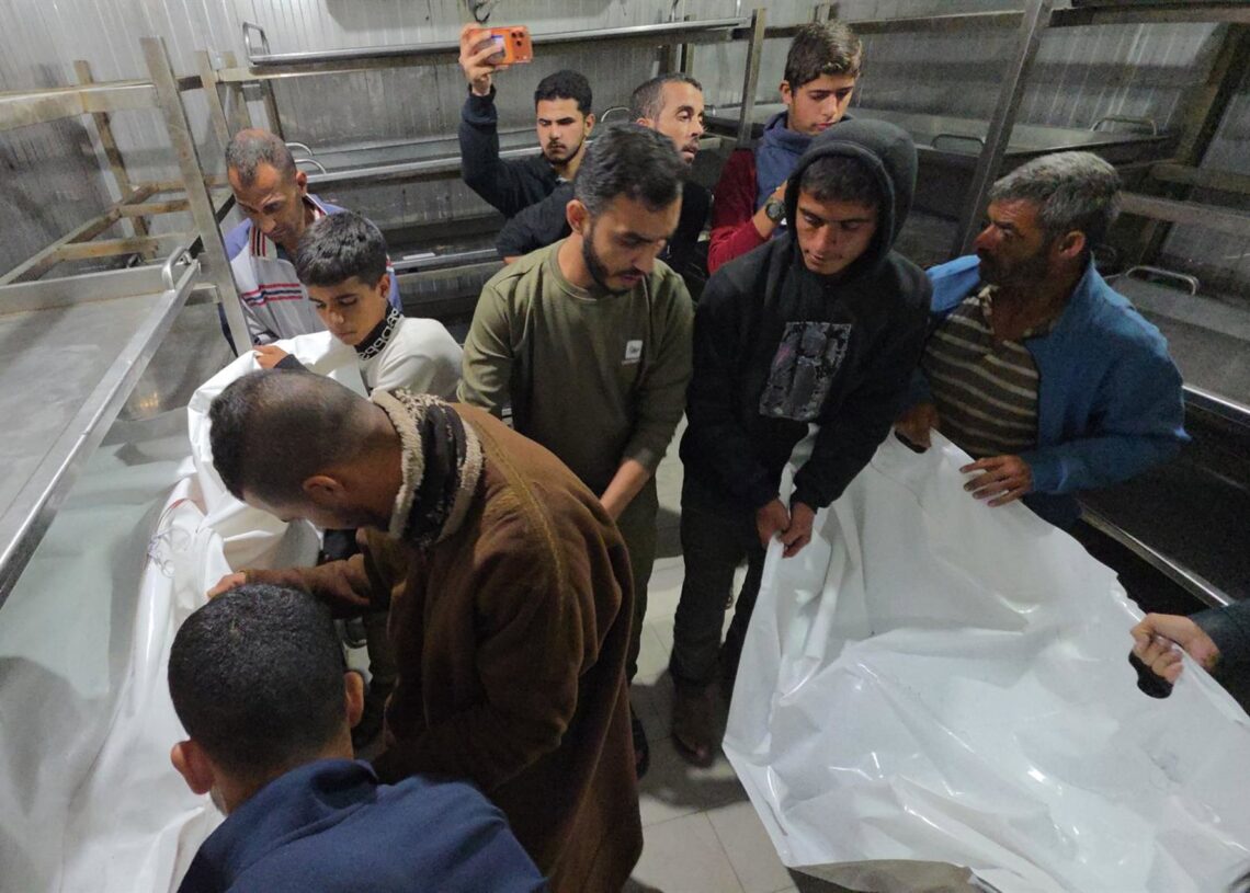Palestinos en el Hospital Naser de Jan Yunis con los cuerpos de varios muertos por ataques del Ejército de Israel contra la Franja de Gaza pese al alto el fuego en vigor desde el 10 de octubre de 2025 (archivo)Europa Press/Contacto/Tariq Mohammad