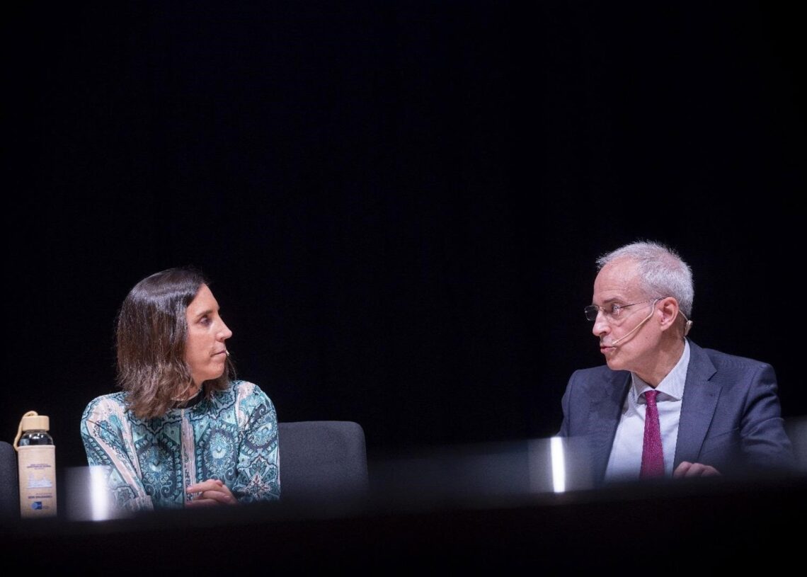 Archivo - El secretario de Estado de Hacienda, Jesús Gascón, y la presidenta de la Asociación de Inspectores del Estado, Ana de la Herrán, en el Congreso del colectivo en Salamanca.INSPECTORES DE HACIENDA DEL ESTADO. - Archivo