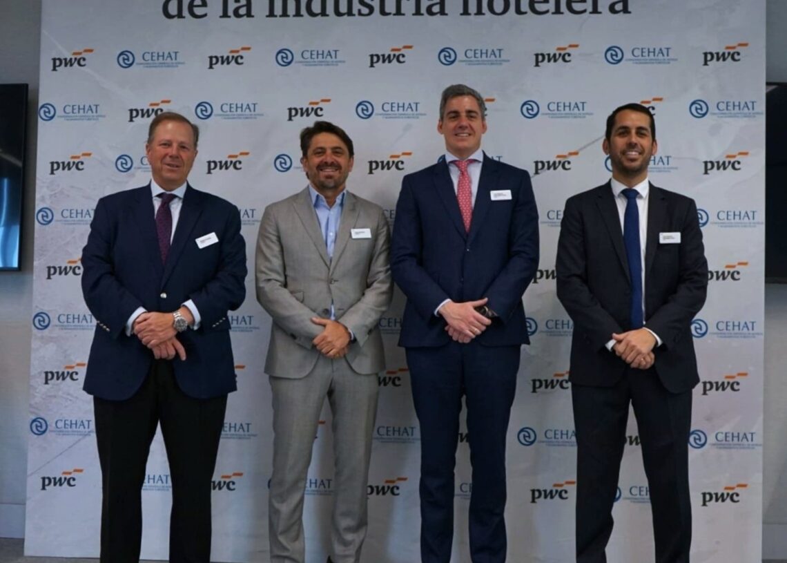 De izquierda a derecha, Ramón Estalella (CEHAT), Jorge Marichal (CEHAT), José Manuel Fernández (PwC) y José Antonio Domínguez (PwC) en la presentación de "Smart Observatory Invierno-Primavera". PABLO R. SECO