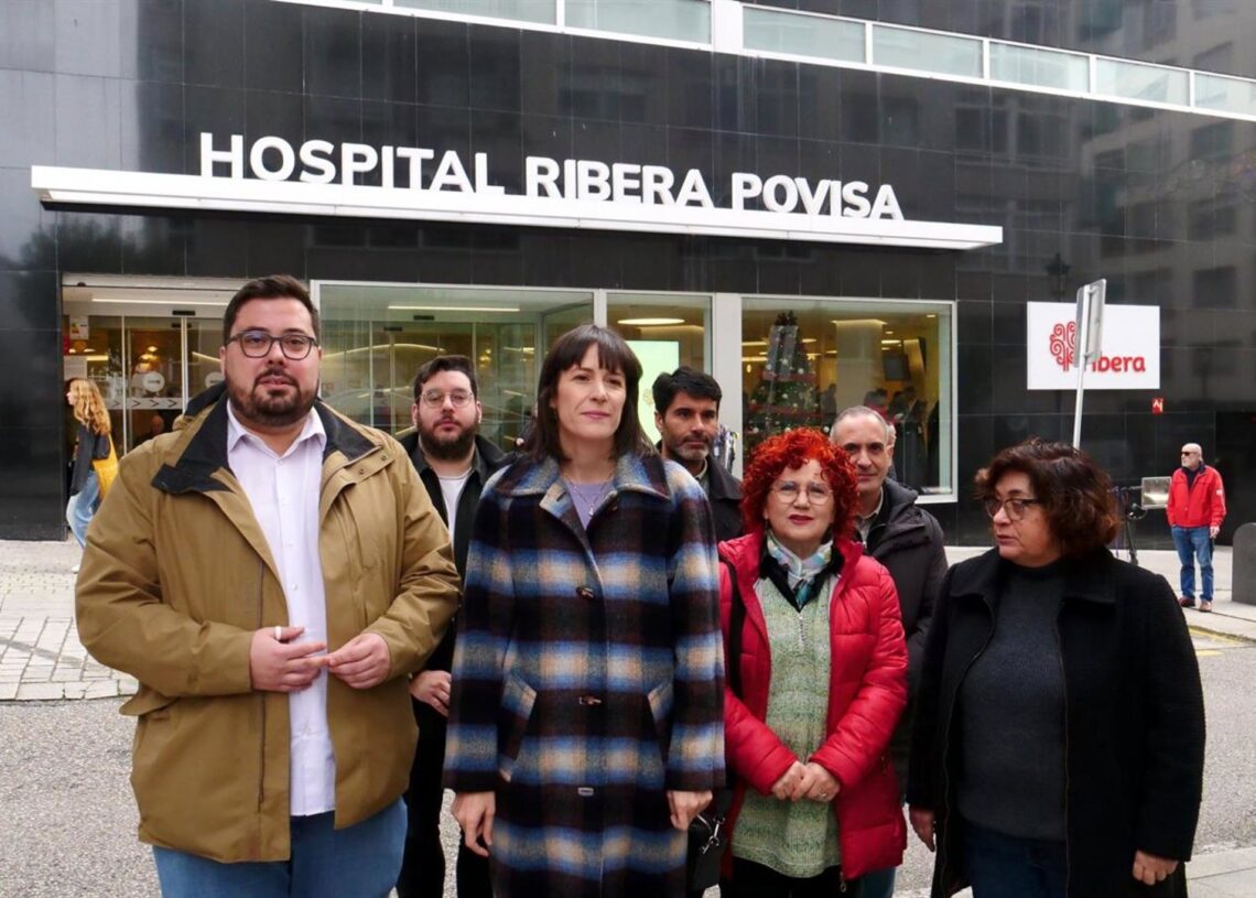 La portavoz nacional del BNG, Ana Pontón, ante el Hospital Povisa de Vigo junto a otros miembros del Bloque.BNG