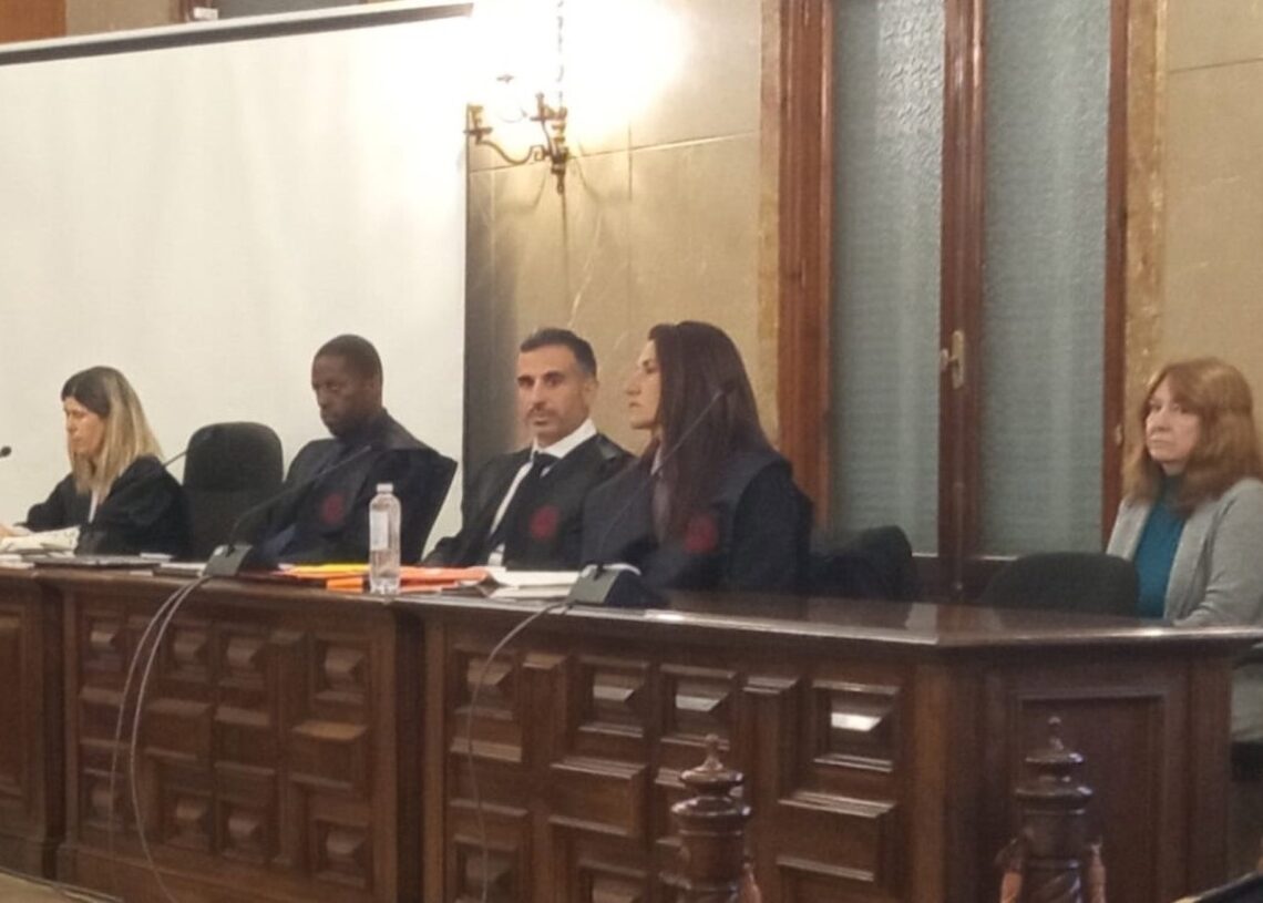 La condenda (d), durante el juicio.EUROPA PRESS