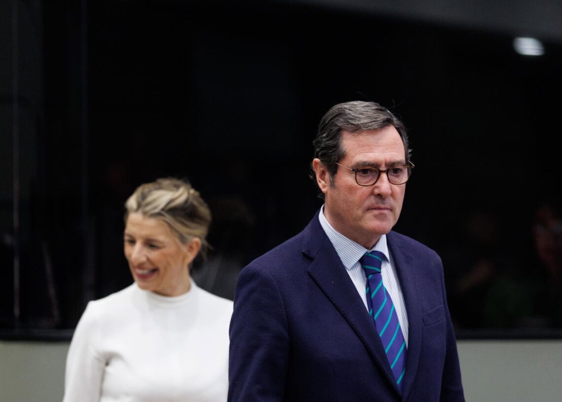 Archivo - La vicepresidenta segunda y ministra de Trabajo y Economía Social, Yolanda Díaz, y el presidente de la CEOE, Antonio Garamendi, en una imagen de archivoEduardo Parra - Europa Press - Archivo