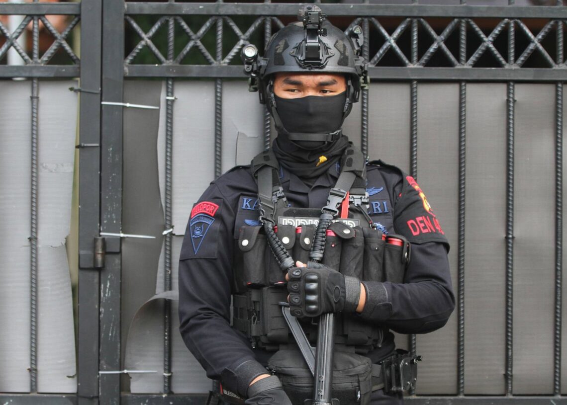 Archivo - Imagen de archivo de un agente de la Policía de Indonesia. Europa Press/Contacto/Muhammad Shahab - Archivo