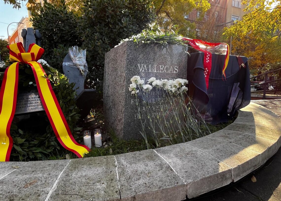 Monolito en recuerdo de las víctimas del atentado de ETA en Puente de Vallecas, tras el acto por el 30º aniversarioEUROPA PRESS