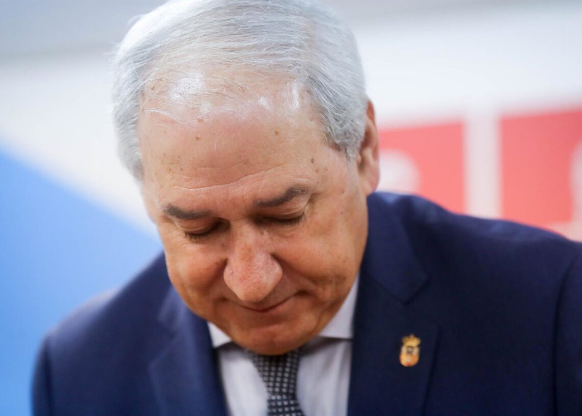 El hasta ahora presidente de la Diputación de Lugo, José Tomé, durante su comparecencia, en la sede del PSdeG-PSOE en Monforte, a 10 de diciembre de 2025, en Monforte de Lemos, Lugo, Galicia (España). El acto tiene lugar después de que ayer saliesen a la Carlos Castro - Europa Press