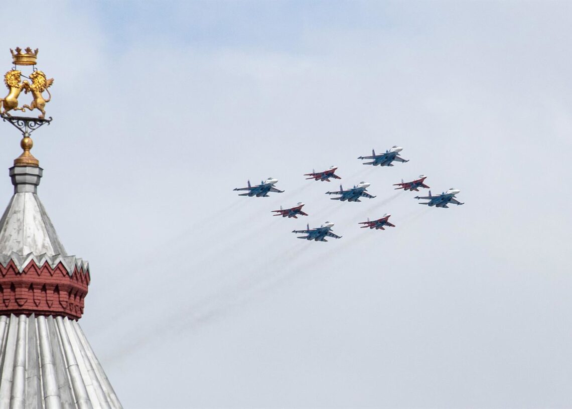 Archivo - Imagen de archivo de aviones sobrevolando el Kremlin durante un desfile militar en Rusia.Bai Xueqi / Xinhua News / ContactoPhoto - Archivo