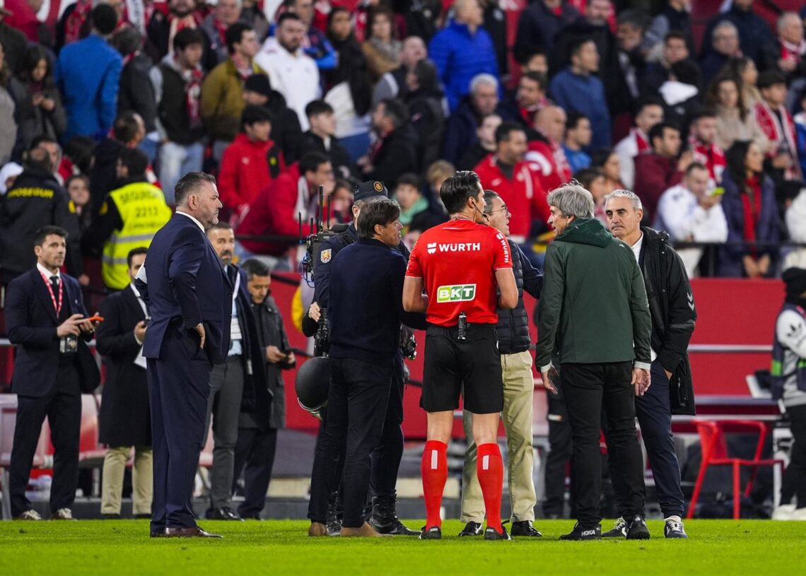 José Luis Munuera Montero en el momento de suspender el derbi Sevilla-Betis de LaLiga EA Sports 25-26Joaquin Corchero / AFP7 / Europa Press