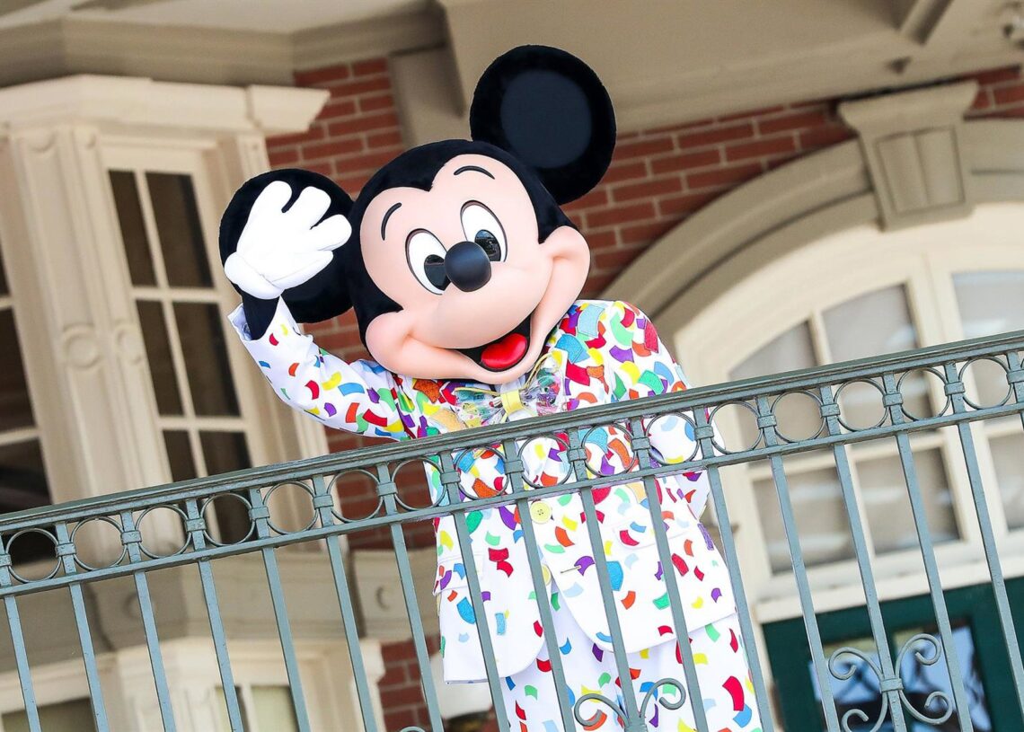 Archivo - Un trabajador disfrazado del personaje Mickey Mouse en el parque de atracciones Walt Disney World's Magic Kingdom de Orlando, FloridaAndy Martin Jr./ZUMA Wire/dpa - Archivo