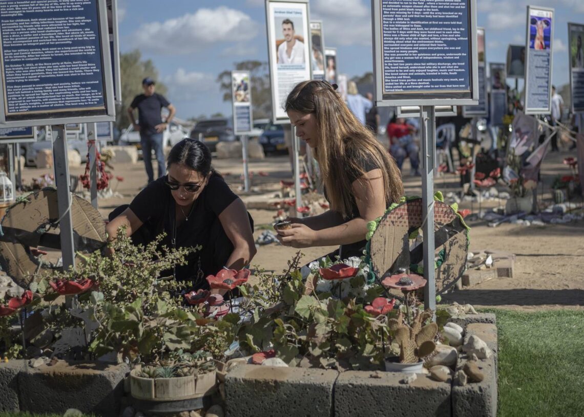 Archivo - Mujeres dejan flores en el memorial del Festival Nova, atacado el 7 de octubre de 2023 por milicias palestinasIlia Yefimovich/dpa - Archivo