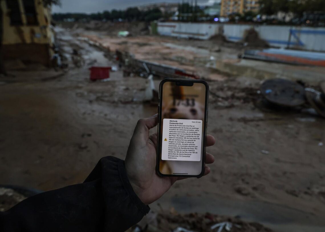 Archivo - Mensaje de alerta de Protección Civil, a 13 de noviembre de 2024, en Paiporta, ValenciaRober Solsona - Europa Press - Archivo