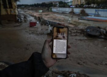 Archivo - Mensaje de alerta de Protección Civil, a 13 de noviembre de 2024, en Paiporta, ValenciaRober Solsona - Europa Press - Archivo