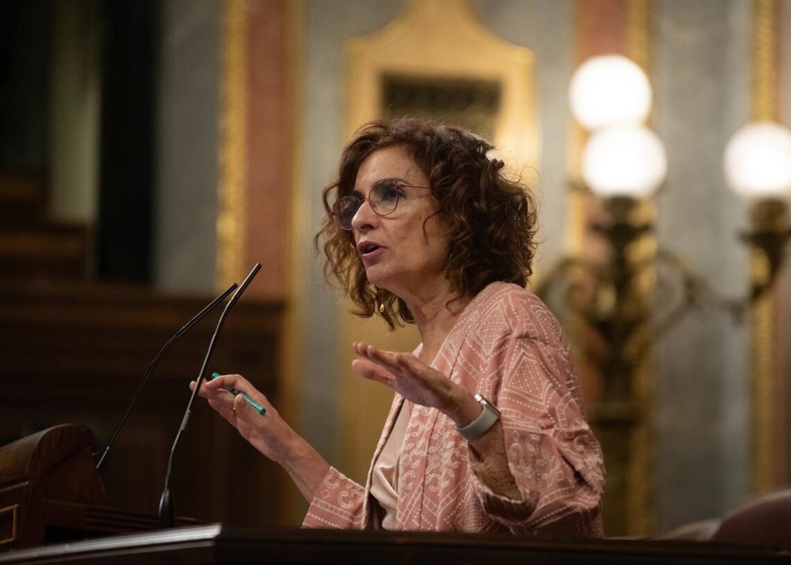La vicepresidenta primera y ministra de Hacienda, María Jesús Montero, interviene durante una sesión plenaria en el Congreso, a 11 de diciembre de 2025, en Madrid (España). El Congreso debatirá y votará este jueves el decreto de medidas complementarias paFernando Sánchez - Europa Press