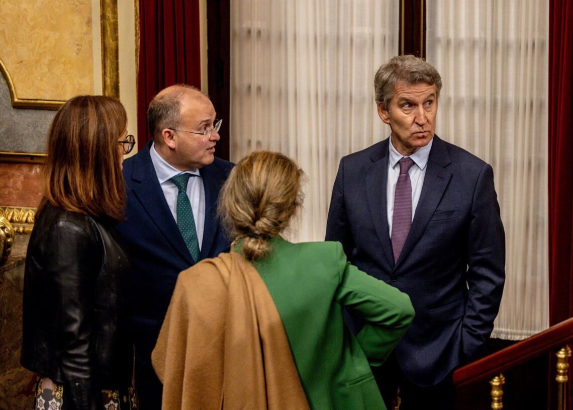 El secretario general del PP, Miguel Tellado, y el presidente del PP, Alberto Núñez Feijóo (d), a su salida de una sesión plenaria en el Congreso, a 11 de diciembre de 2025, en Madrid (España). Ricardo Rubio - Europa Press