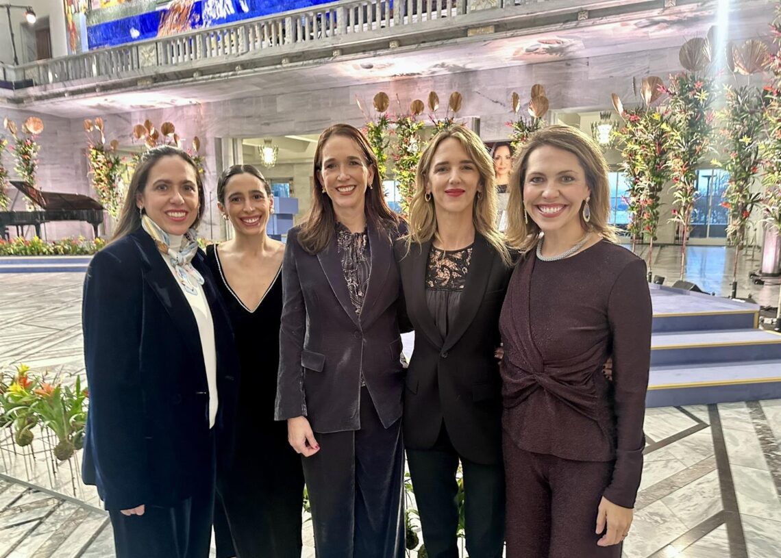 La portavoz adjunta del Grupo Popular, Cayetana Álvarez de Toledo, posa con las tres hermanas y la sobrina de María Corina Machado en Oslo (Noruega).CAYETANA ÁLVAREZ DE TOLEDO -PP