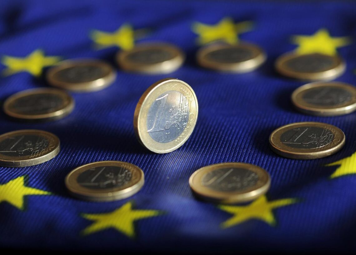 Archivo - Monedas de euro sobre una bandera europea.picture alliance / Uli Deck/dpa - Archivo