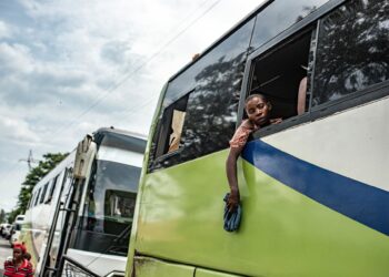 Una mujer desplazada de RDC en un autobús rumbo a un campamento de refugiados en la ciudad ruandesa de BugaramaEuropa Press/Contacto/Zanem Nety Zaidi