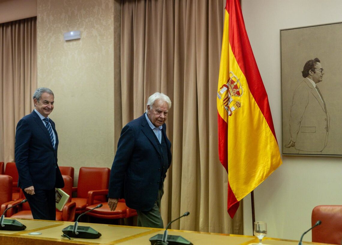 Los expresidentes del Gobierno José Luis Rodríguez Zapatero y Felipe González, durante la presentación del libro 'Discursos parlamentarios' de Alfredo Pérez Rubalcaba, en el Congreso de los Diputados, a 11 de diciembre de 2025, en Madrid (España).Ricardo Rubio - Europa Press