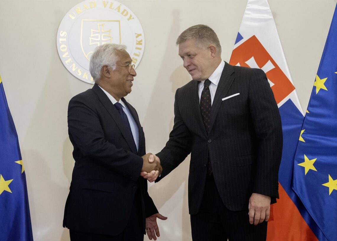 Archivo - El primer ministro eslovaco, Robert Fico, junto al presidente del Consejo Europeo, Antonio Costa, en una visita a Bratislava.Martin Baumann/TASR/dpa - Archivo