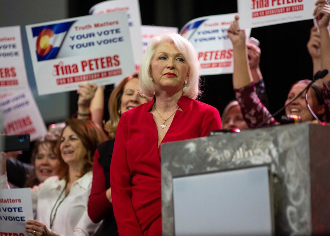 Archivo - La exsecretaria del condado de Mesa (Colorado, EEUU) y republicana Tina Peters, condenada por manipular máquinas de votación en las elecciones de 2020Europa Press/Contacto/Hugh Carey, The Colorado Sun