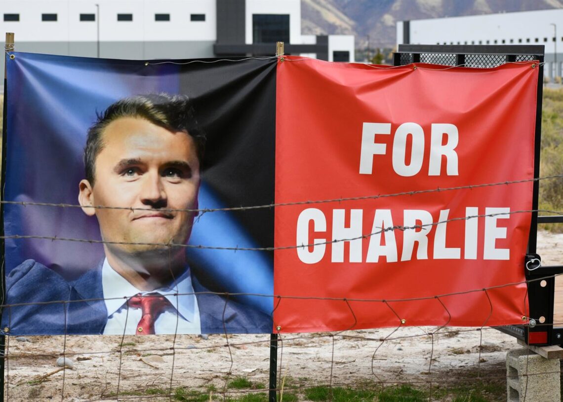 Archivo - Una pancarta con la imagen de Charlie Kirk, frente a la cárcel del condado de UtahEuropa Press/Contacto/Charles-McClintock Wilson