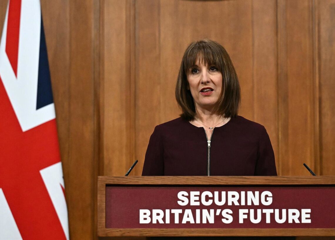 Archivo - 26 March 2025, United Kingdom, London: British Chancellor of the Exchequer Rachel Reeves speaks during a press conference at the Downing Street Briefing Room in London, following her delivery of the spring statement to MPs at the House of CommonBen Stansall/PA Wire/dpa - Archivo