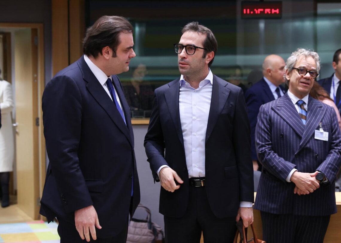 El ministro de Finanzas griego, Kyriakos Pierrakakis, charla con el ministro Carlos Cuerpo en los márgenes del Eurogrupo.FRANCOIS LENOIR /EUROPEAN COUNCIL