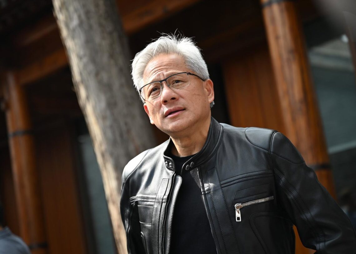Archivo - 16 July 2025, China, Beijing: Jensen Huang, CEO of Nvidia, speaks to journalists. During a trip to China, Huang gave a speech at the opening of the supply chain trade fair and met Chinese politicians. Photo: Johannes Neudecker/dpaJohannes Neudecker/dpa - Archivo