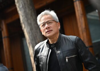 Archivo - 16 July 2025, China, Beijing: Jensen Huang, CEO of Nvidia, speaks to journalists. During a trip to China, Huang gave a speech at the opening of the supply chain trade fair and met Chinese politicians. Photo: Johannes Neudecker/dpaJohannes Neudecker/dpa - Archivo