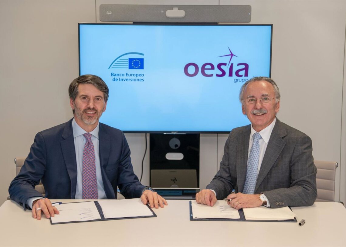 Archivo - (I-D) El Jefe De La División De Financiación Para Empresas Para España Y Portugal Del BEI, Antonio Lorenzo, Y El Presidente Del Grupo Oesía, Luis FurnellsGRUPO OESÍA - Archivo