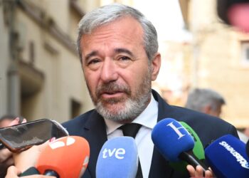 Archivo - El presidente del Gobierno de Aragón, Jorge Azcón, atiende a los medios. Ramón Comet - Europa Press - Archivo