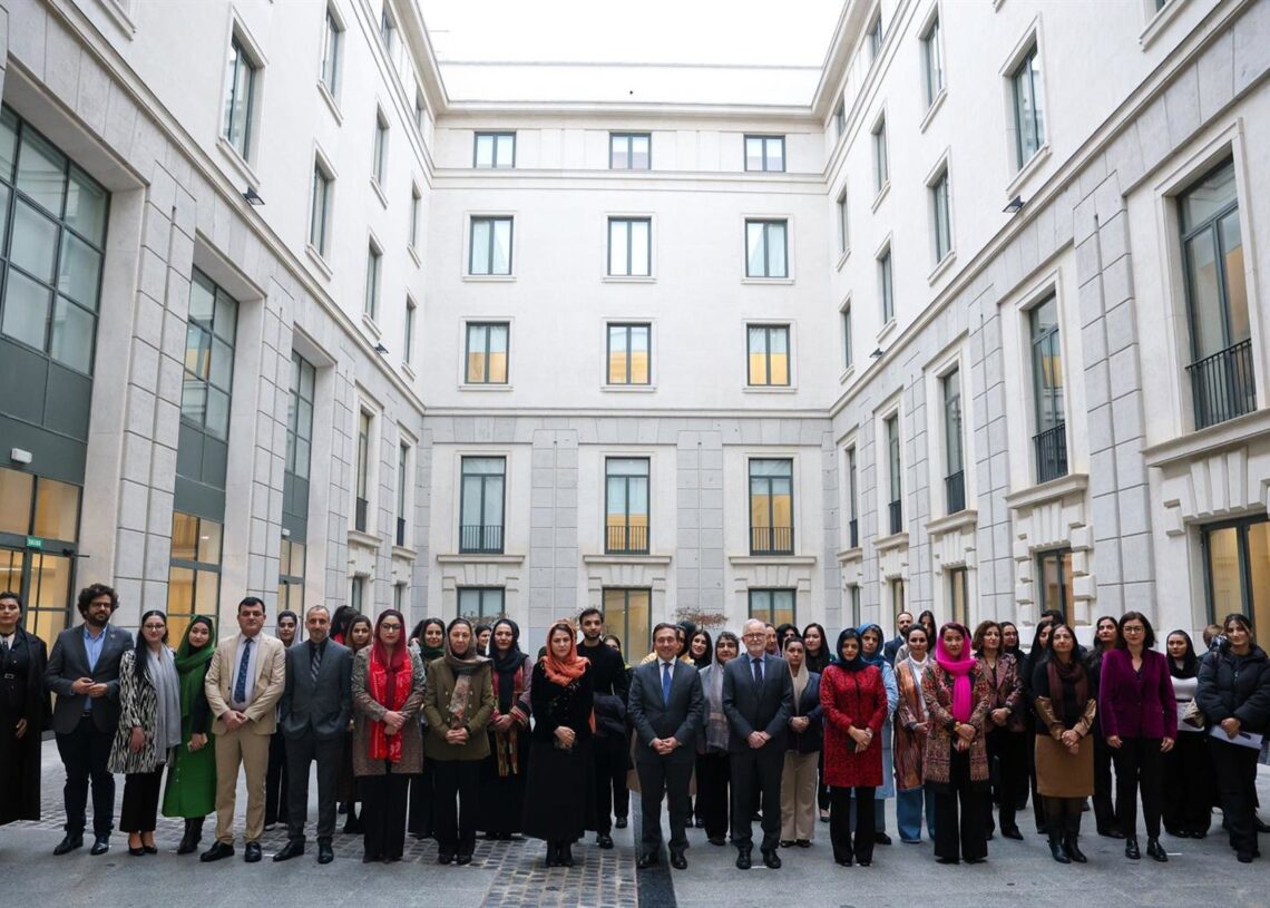 El ministro de Asuntos Exteriores, Unión Europea y Cooperación, José Manuel Albares (c), en una foto de familia durante la inauguración de la conferencia HearUs 2025 titulada 'Promoviendo la rendición de cuentas para las mujeres de Afganistán'Marta Fernández - Europa Press