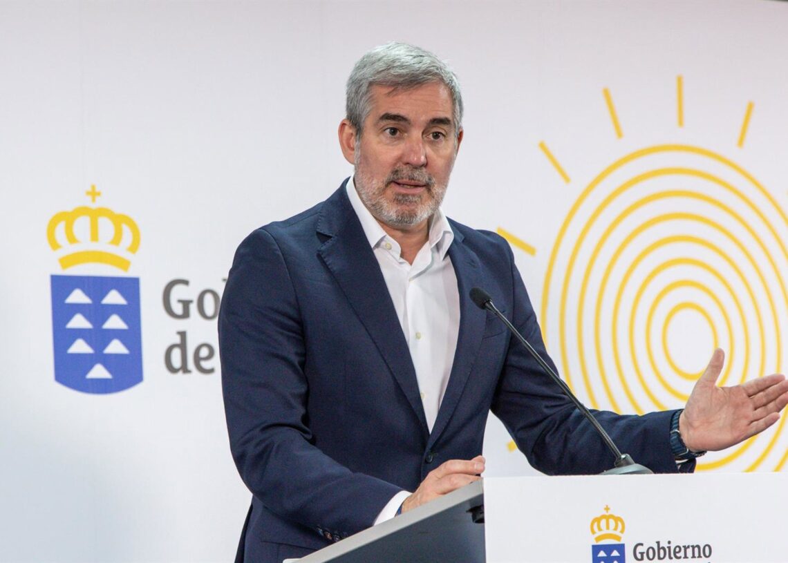 Archivo - El presidente de Canarias, Fernando Clavijo, ofrece una rueda de prensa tras reunirse en la sede de la Presidencia del Gobierno de Canarias, a 22 de abril de 2024, en Las Palmas, Gran Canaria, Canarias (España). Europa Press Canarias - Europa Press - Archivo