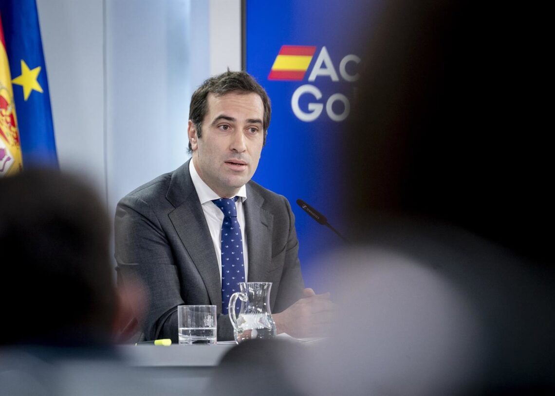 El ministro de Economía, Comercio y Empresa, Carlos Cuerpo, durante una rueda de prensa tras la reunión del Consejo de Ministros, en el Palacio de la Moncloa, a 9 de diciembre de 2025, en Madrid.A. Pérez Meca - Europa Press