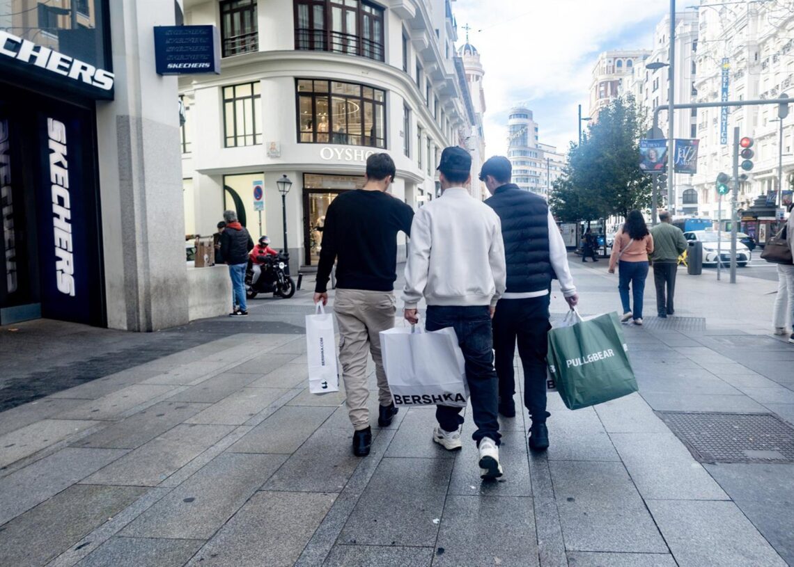 Archivo - Varias personas con una bolsas, en Madrid (España)Ricardo Rubio - Europa Press - Archivo